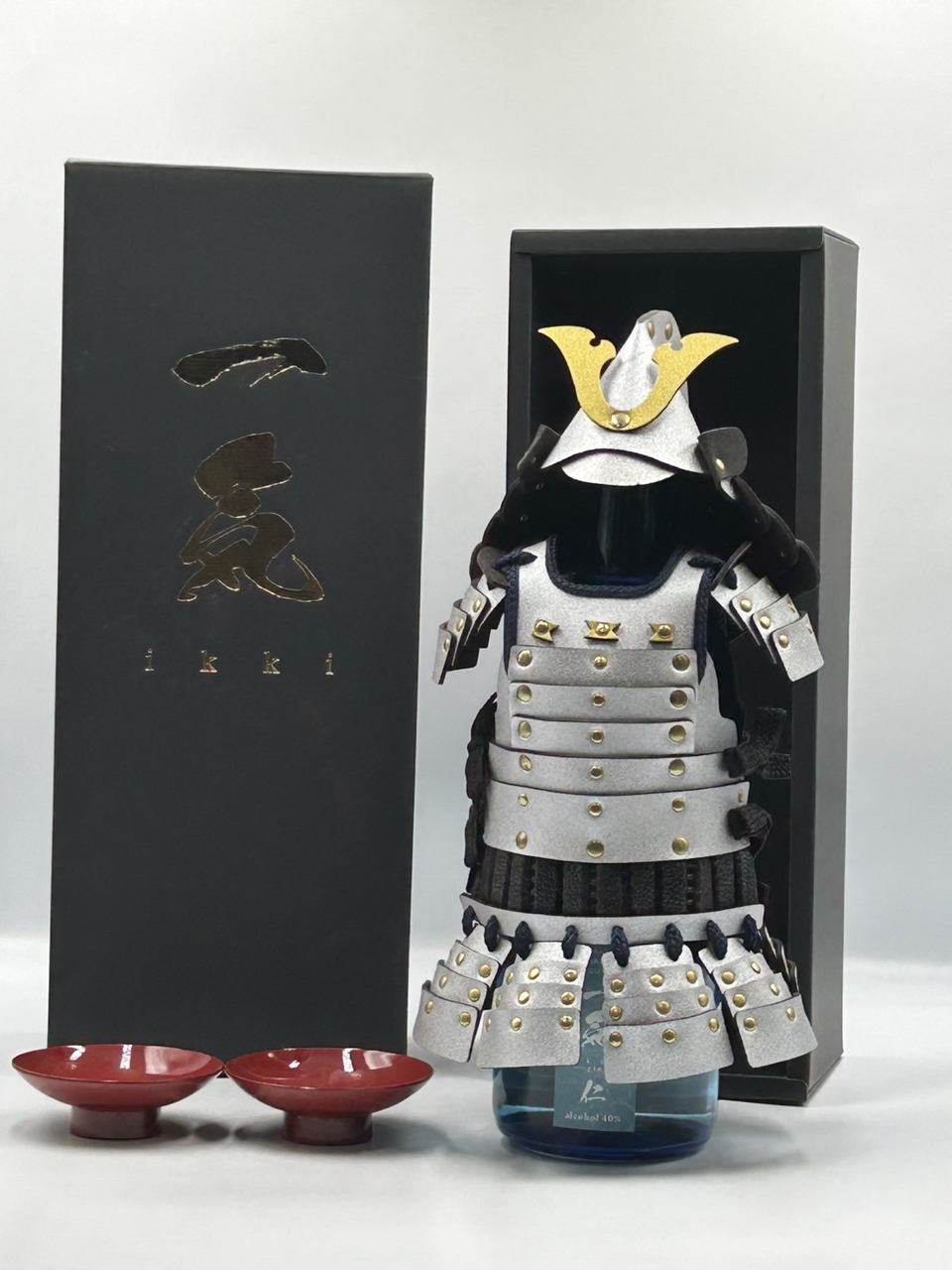 Ikki -GIN- STRONG 40% (720ml / Silver Bottle Armor & 2 Sakazuki Cups) Image