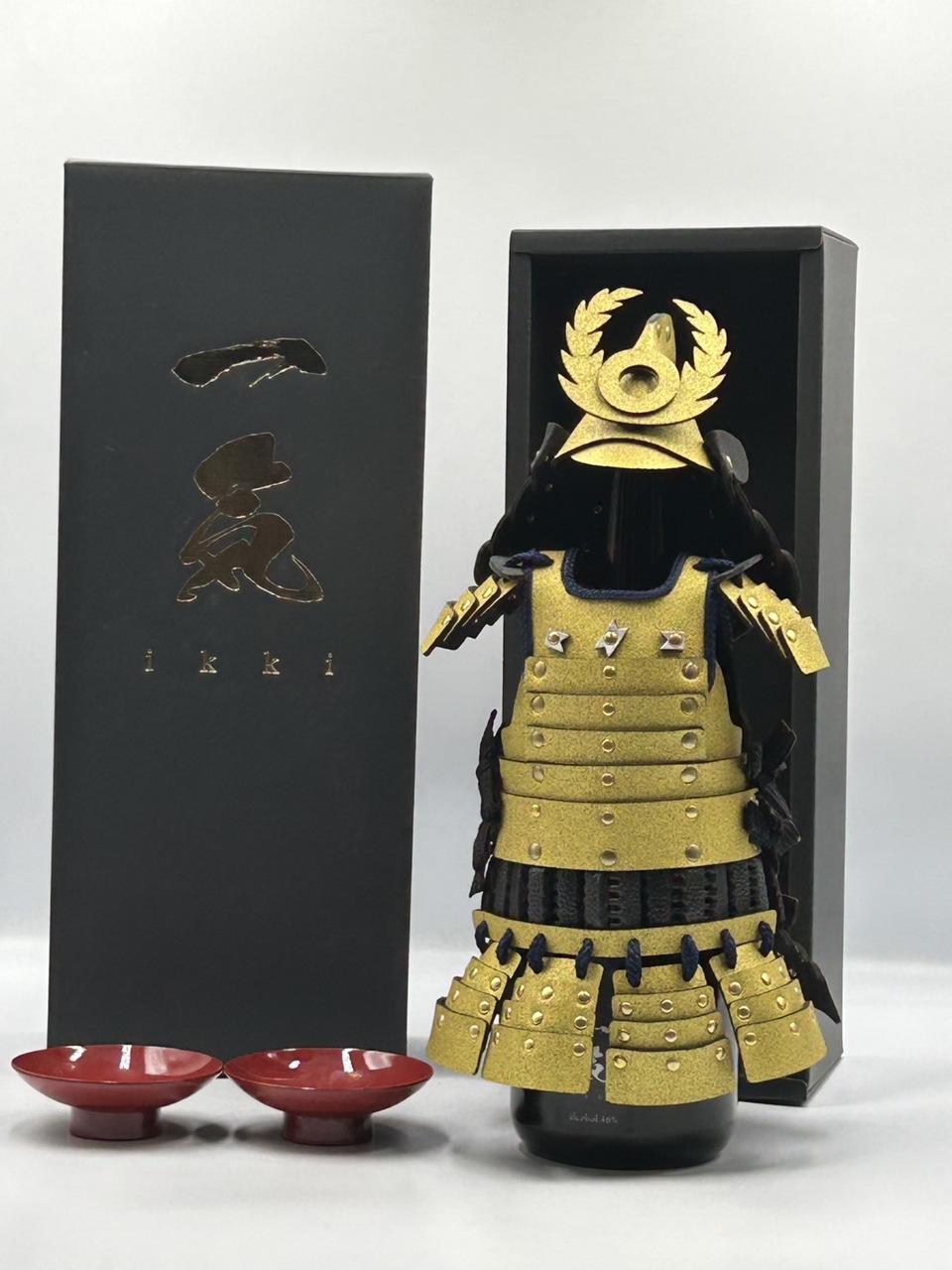Ikki -SAKE- STRONG 46% (720ml / Gold Bottle Armor & 2 Sakazuki Cups) Image