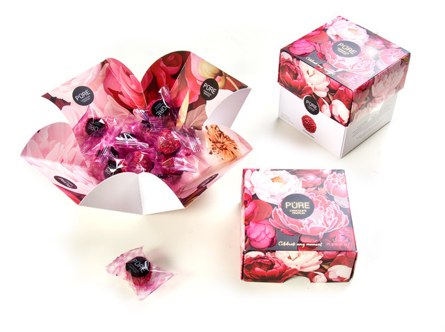 SPRING CUBE CHEESECAKE CREAM IN MILK CHOCOLATE IN FREEZE DRIED RASPBERRY DECOR, 12PCS 98GRAMS Image