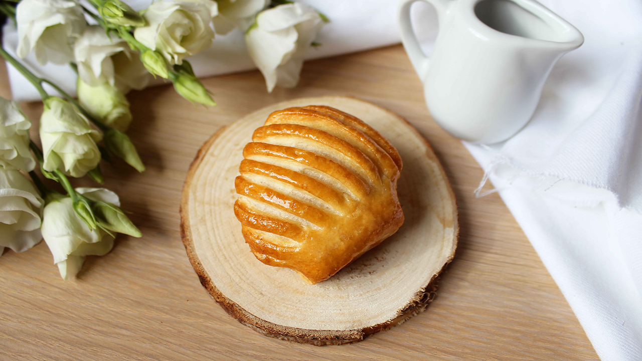 Light custard cream mini perla pastry Image