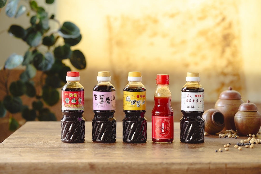 減塩醤油、減塩醤油（どろどろタイプ）、ベジタリアンオイスターソース（椎茸エキス使用）、生姜醬油、甘口チリソース、台湾産バニラビーンズ、台湾産バニラエキス、台湾産バニラペースト、台湾産バニラパワダー。 Image