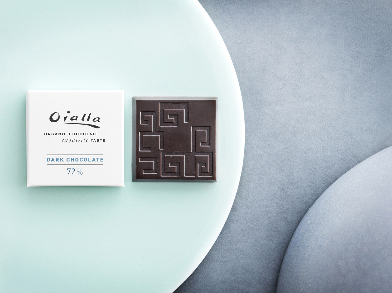 Gift Box – 72% or 78% Organic Dark Oialla Chocolate, Chocolate bars 46% - 72% - 78% - 100%, Marzipan balls: flavours: Citrin, organge, raspberry, salty caramel, nibs Image