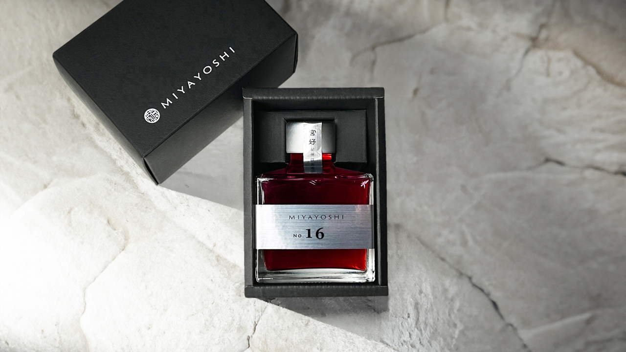 Authentic plum wine　MIYAYOSHI SILVER LABEL small bottle Image