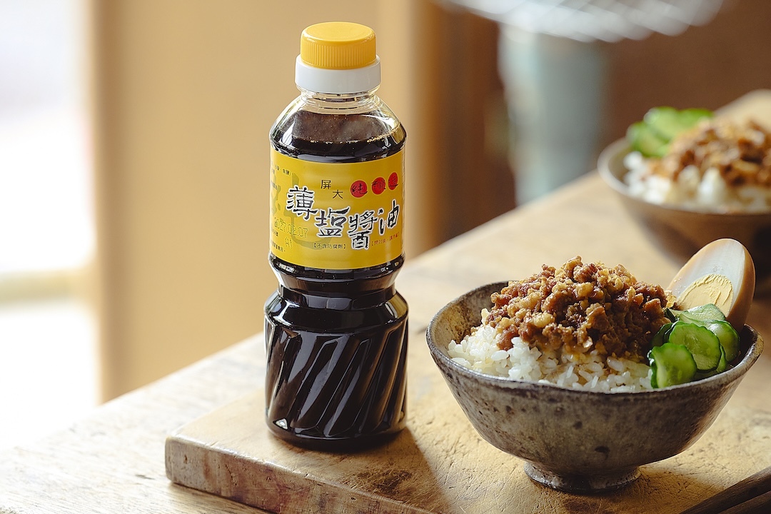 Low sodium soy sauce, low sodium soy sauce paste, vegetarian mushroom soy sauce, sweet chili sauce, ginger soy sauce, Taiwan-grown vanilla beans, vanilla extract, vanilla paste,  vanilla powder.  Image