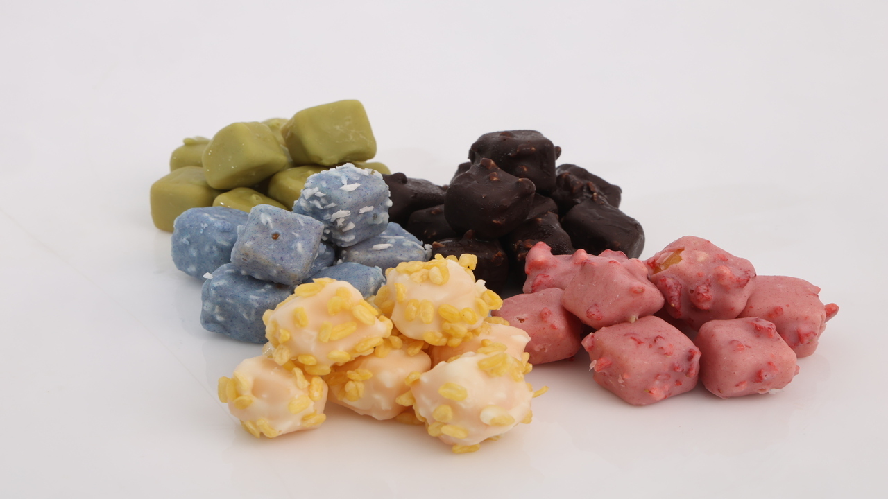 FROZEN FRUIT COATED WITH CHOCOLATE Image