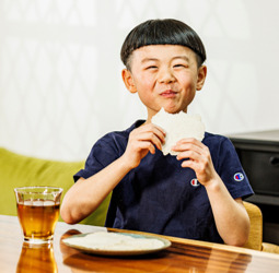 やさしいうすやきえびせん イメージ