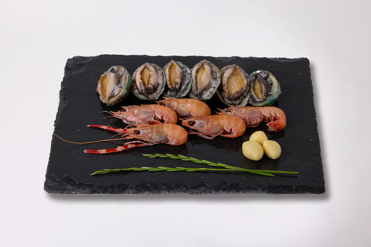 SOY SAUCE MARINATED ABALONE AND JEJU RED-BANDED LOBSTER Image
